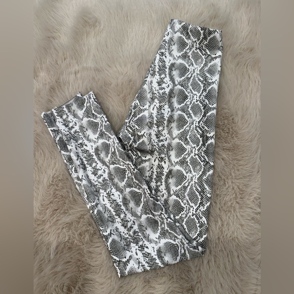 NWOT Commando White Snake Print Tummy Control leggings. High Rise Sculpting - Picture 4 of 6